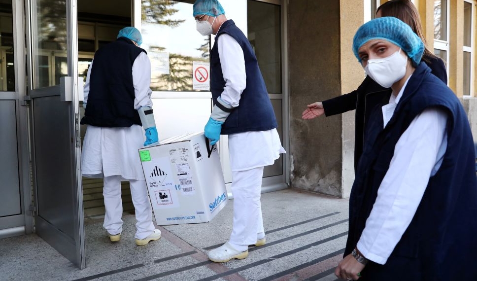 Primer embarque de vacunas contra COVID-19 de Pfizer llegará mañana a México: SRE