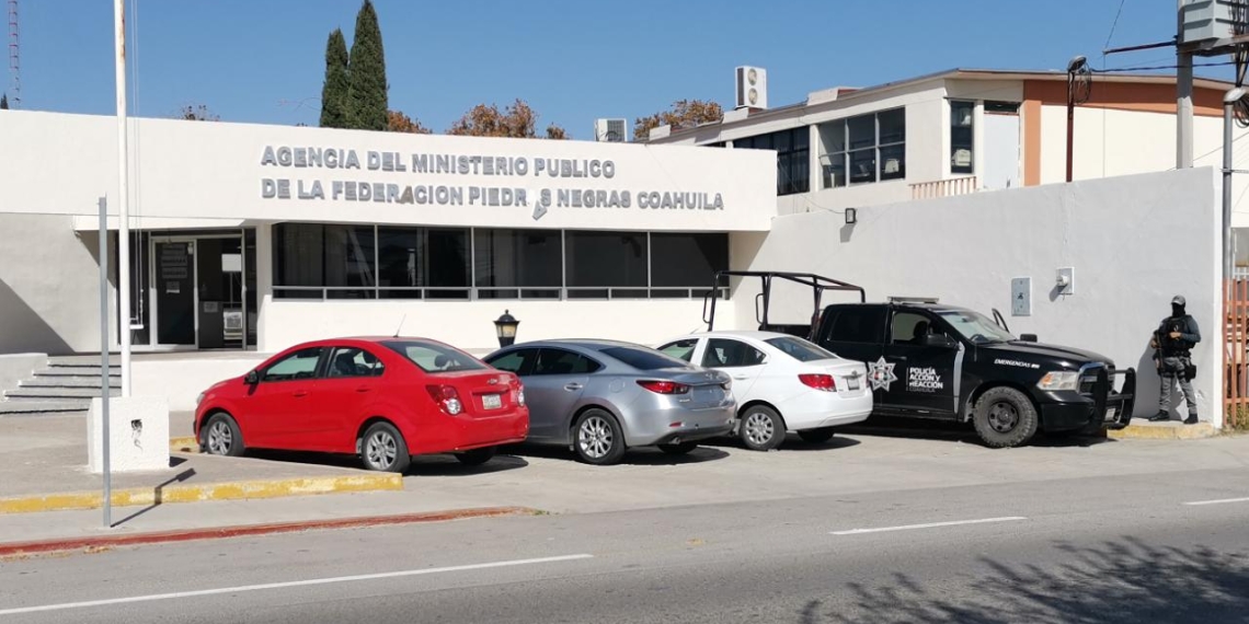 Arrestan a pollero y aseguran a migrantes