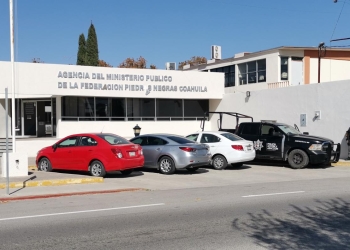 Arrestan a pollero y aseguran a migrantes