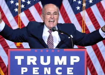 Trump anuncia que su abogado Rudy Giuliani dio positivo por covid-19