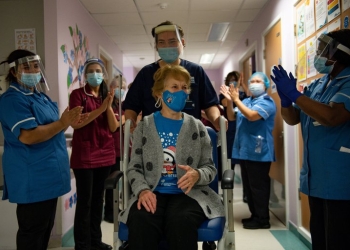 Margaret Keenan, de 90 años, es la primera en vacunarse contra el coronavirus