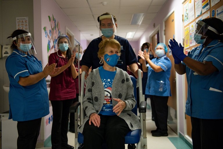 Margaret Keenan, de 90 años, es la primera en vacunarse contra el coronavirus