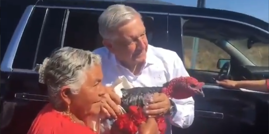 El Presidente rompe protocolo en Oaxaca y abraza a una mujer