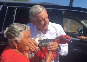 El Presidente rompe protocolo en Oaxaca y abraza a una mujer