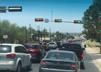 Se registran largas filas para ingresar a México