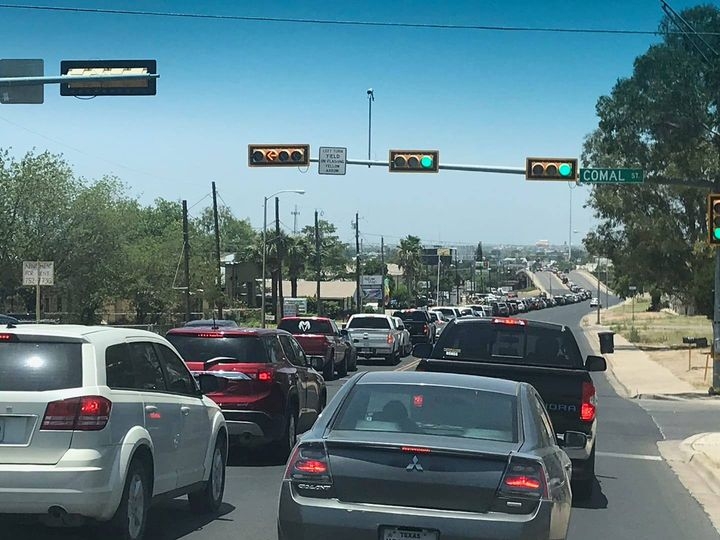 Se registran largas filas para ingresar a México