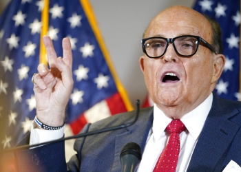Hospitalizan a Rudy Giuliani, abogado de Trump, por COVID-19