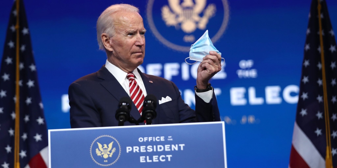 Biden pide a los estadounidenses usar cubrebocas por 100 días