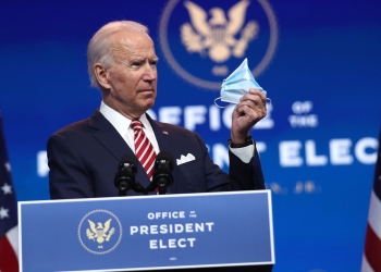 Biden pide a los estadounidenses usar cubrebocas por 100 días