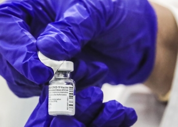 EE.UU. compra 100 millones de dosis más de la vacuna de Pfizer para 2021