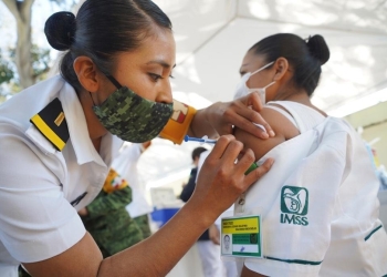 Tras recibir vacuna anticovid, 23 trabajadores del IMSS tuvieron efectos secundarios; uno fue grave