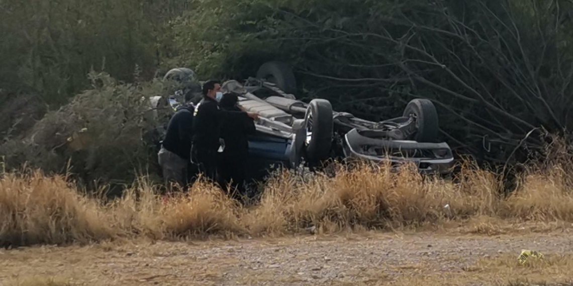 Muere en aparatosa volcadura