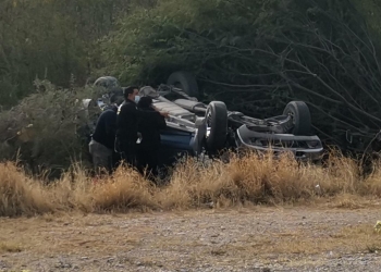 Muere en aparatosa volcadura