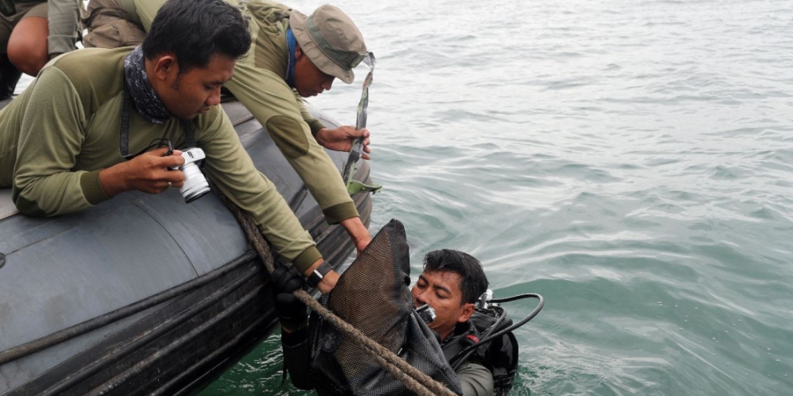 Localizan cajas negras de avión que cayó en costas de Indonesia