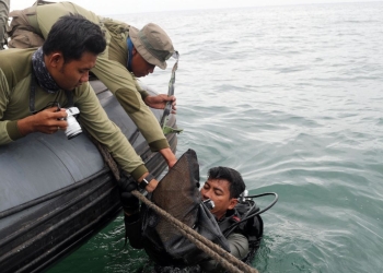 Localizan cajas negras de avión que cayó en costas de Indonesia