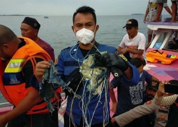 Indonesia confirma caída de Boeing 737-524 con 62 personas a bordo