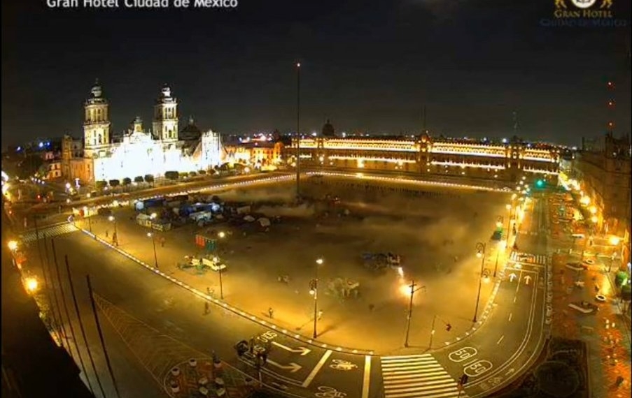 Retiran 150 casas de campaña de FRENAAA de la plancha del Zócalo
