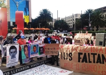 Vetan a exvocero de padres de los 43 normalistas por buscar diputación con Morena