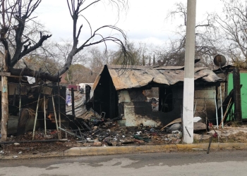 Fuego consume vivienda de madera