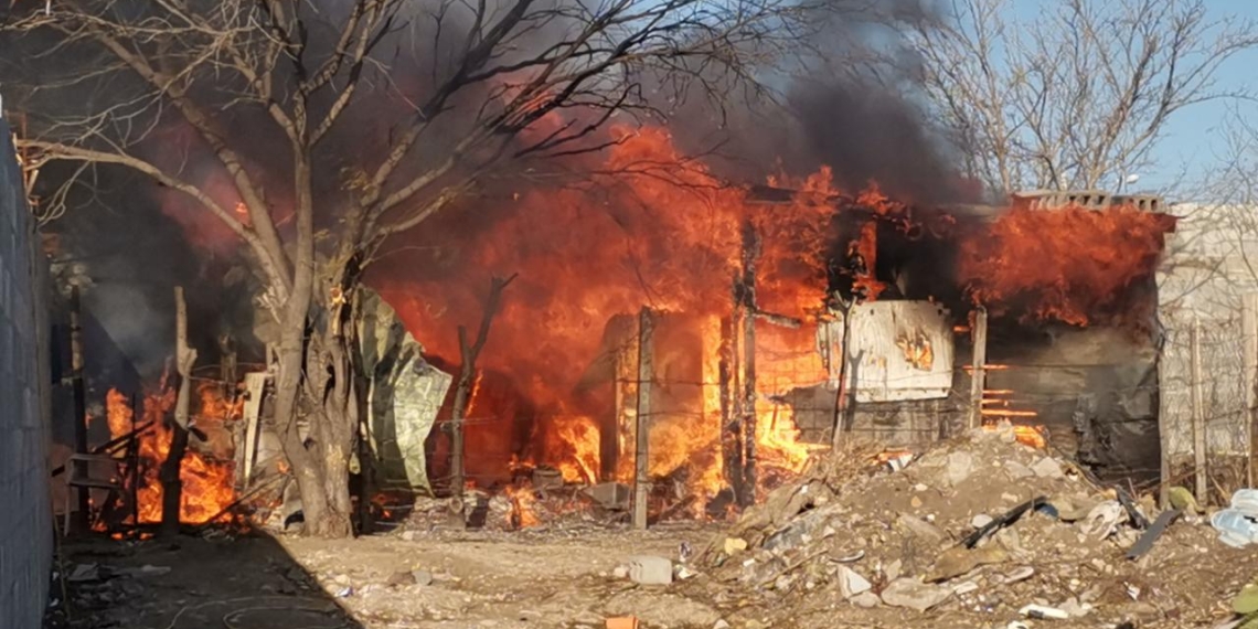 Fuego consume vivienda en colonia “El Cenizo”