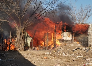 Fuego consume vivienda en colonia “El Cenizo”