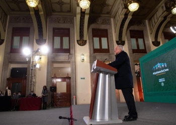 INE ordena a López Obrador restringir comentarios sobre elecciones en conferencias matutinas