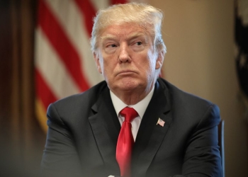 Líder demócrata en el Senado pide destituir a Trump