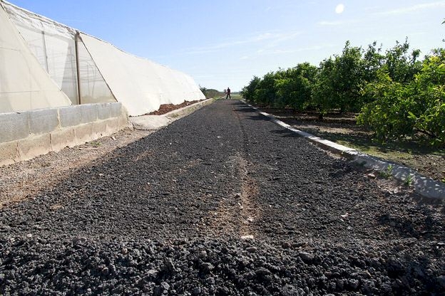 Empresa Privada dona residuos de asfalto para caminos rurales