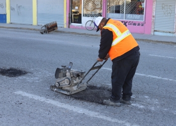 Continúan trabajos de bacheo