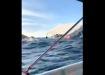 Se hunde barco con más de 60 turistas en Jalisco