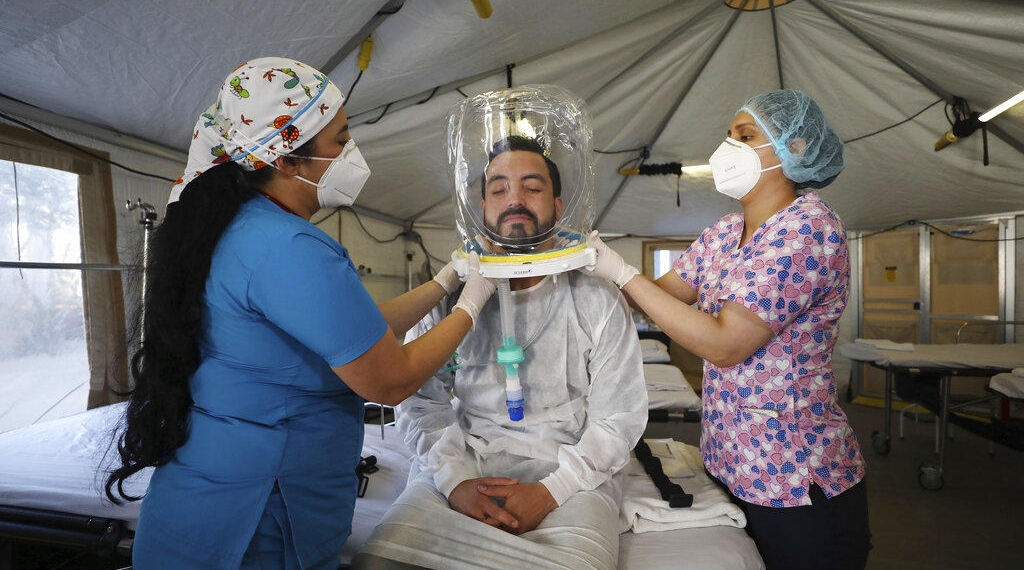 Utilizan cascos ‘burbuja’ para evitar intubar por Covid-19