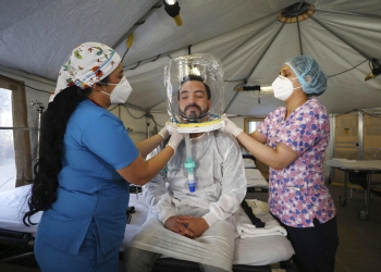 Utilizan cascos ‘burbuja’ para evitar intubar por Covid-19