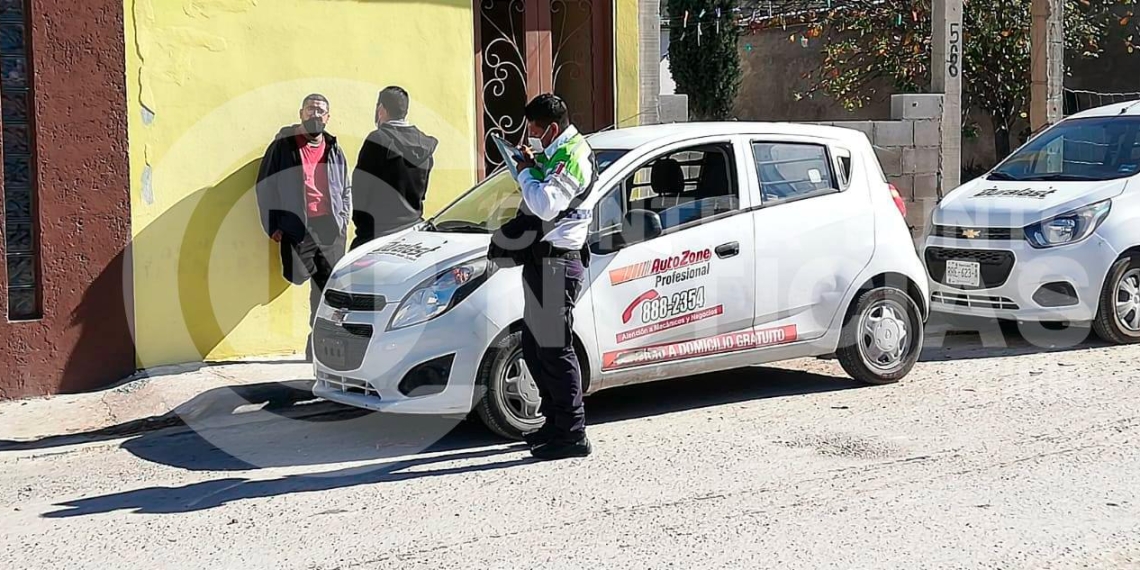 Trabajador de refaccionaria ocasiona choque