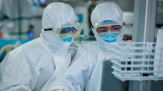 Reportan grave a británico que llegó a México con nueva cepa de COVID