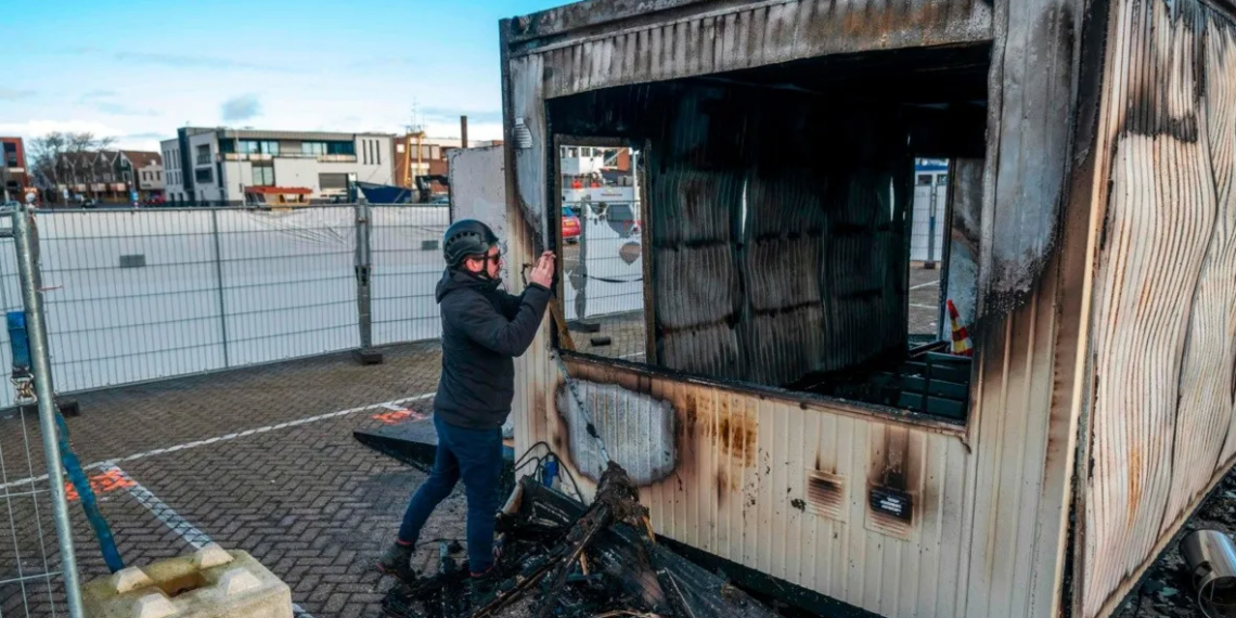 Jóvenes incendian centro de pruebas de COVID en protesta