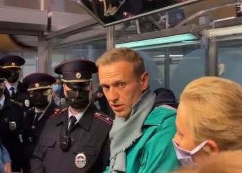 Arrestan al líder opositor Navalni en su regreso a Rusia