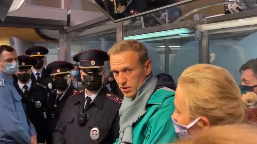 Arrestan al líder opositor Navalni en su regreso a Rusia
