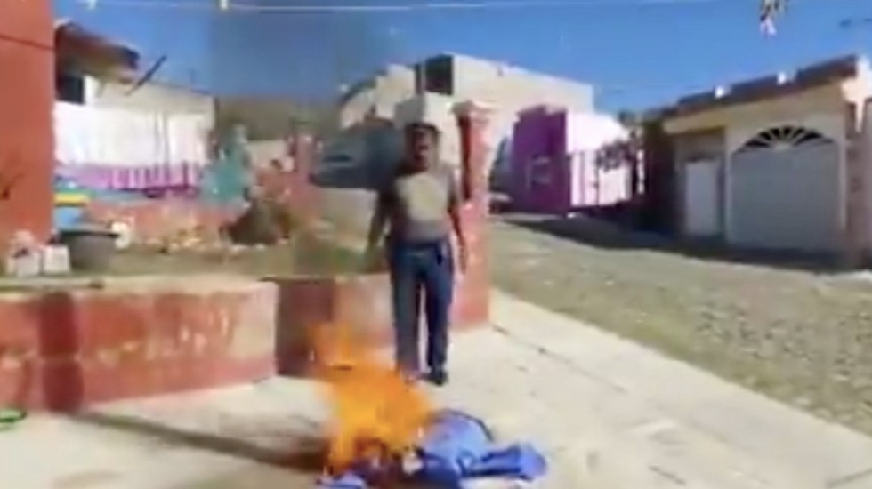 Enfermero quema su uniforme tras denunciar influyentismo en aplicación de la vacuna
