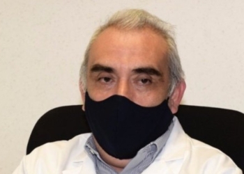Médico que se “saltó la fila” para aplicarse vacuna contra COVID-19 fue despedido