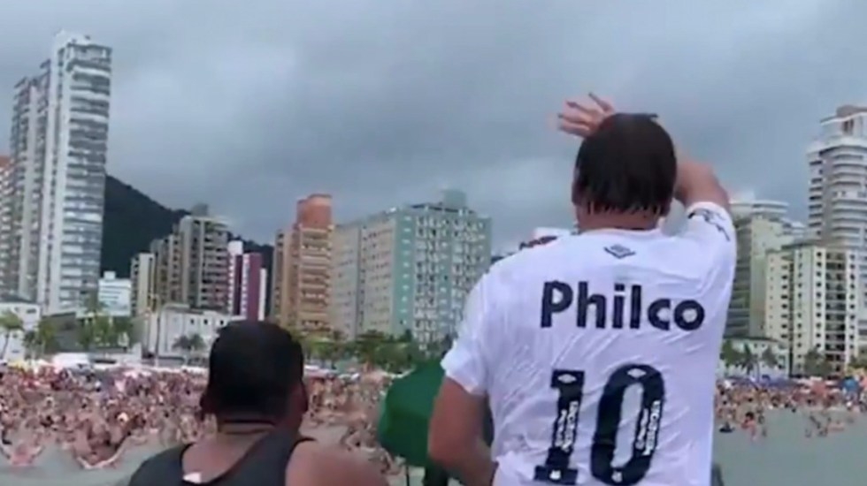 Califican como irresponsable a Jair Bolsonaro por aparecer en playa