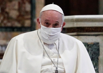 Mujeres pueden administrar la comunión, decreta el Papa