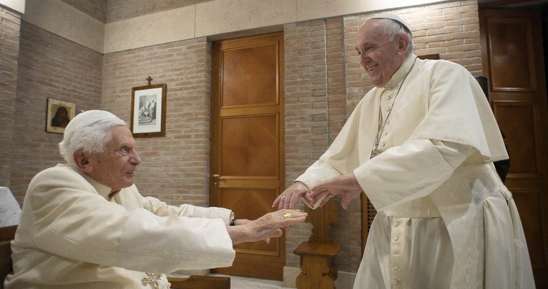 Vacunan contra COVID-19 al papa Francisco y Benedicto XVI