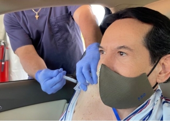 Pepillo Origel se vacuna contra covid-19 en Miami; “Mi país no me brindó esa seguridad”, dice