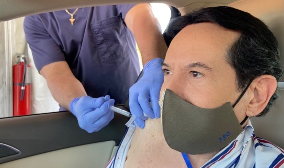 Pepillo Origel se vacuna contra covid-19 en Miami; “Mi país no me brindó esa seguridad”, dice
