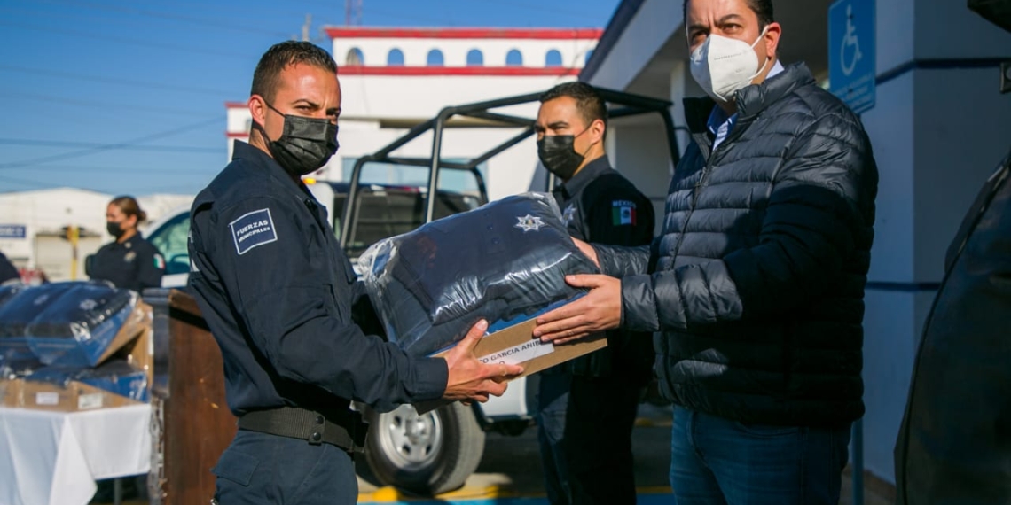 Entregan uniformes por el día del Policía