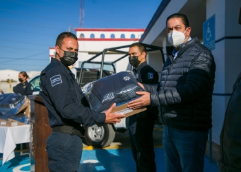 Entregan uniformes  por el día del Policía