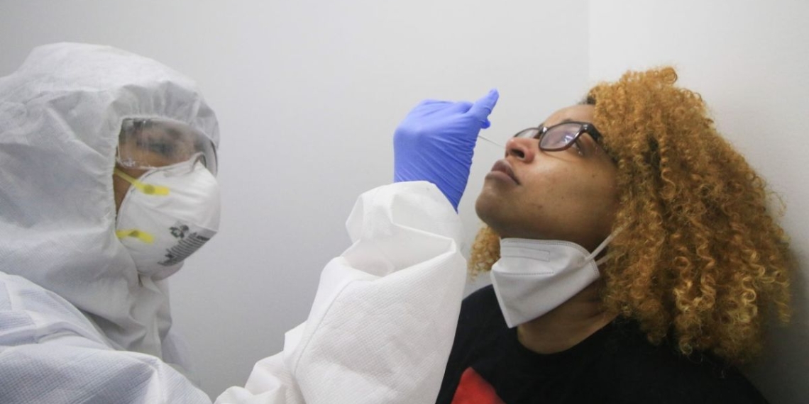 Cofepris autoriza laboratorios en el AICM para facilitar prueba PCR a turistas que van a países que las piden