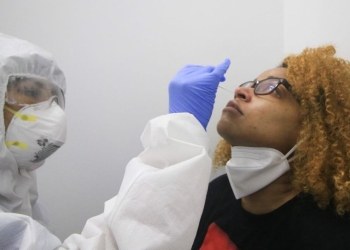 Cofepris autoriza laboratorios en el AICM para facilitar prueba PCR a turistas que van a países que las piden