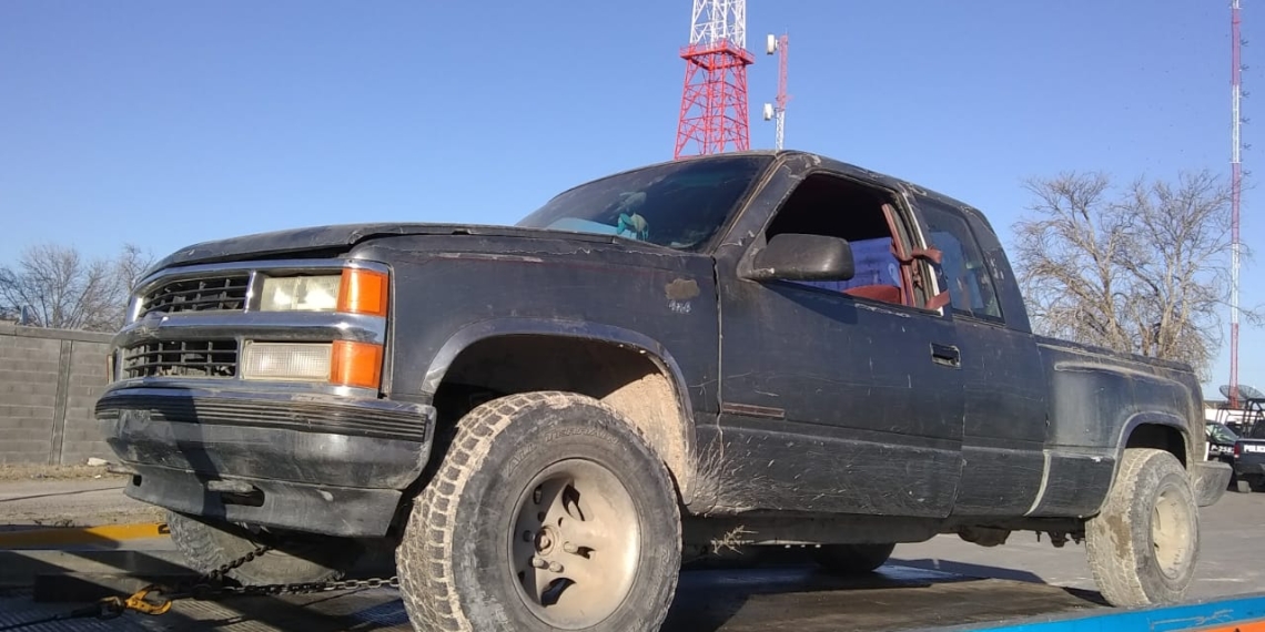 Localizan en brecha pick up con reporte de robo