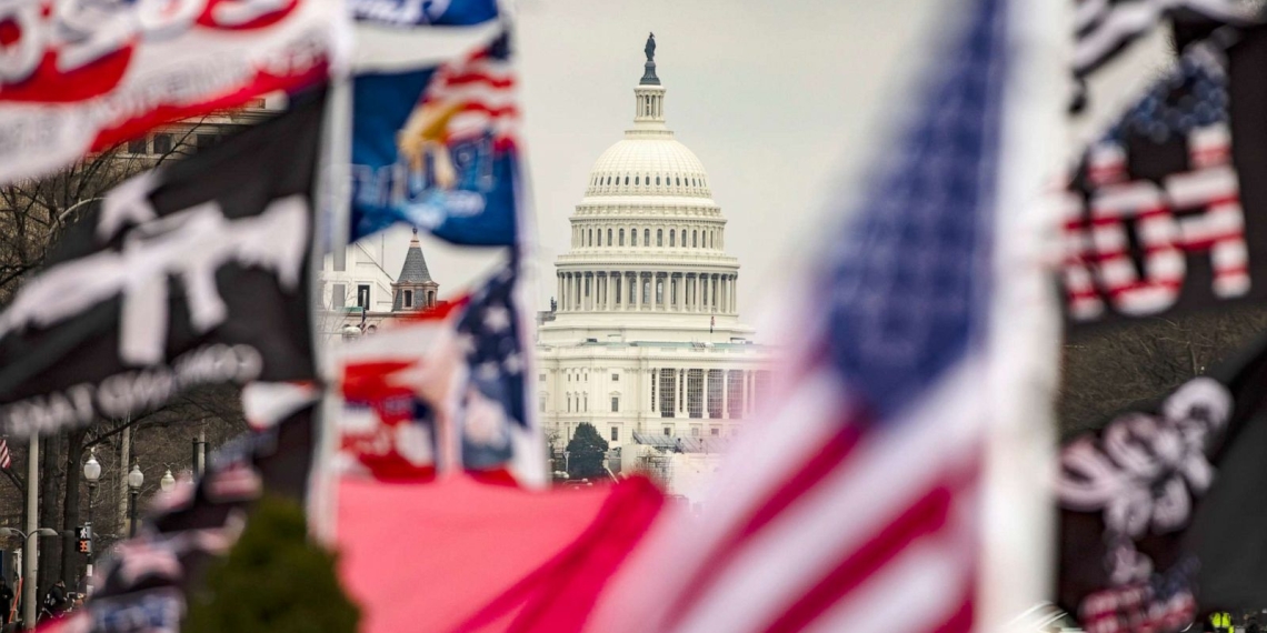 Simpatizantes de Trump rompen vallas en intento por tomar el Capitolio